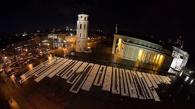 Įspūdingi vaizdai: žvakių jūra žuvusiems keliuose iš paukščio skrydžio virto diagrama