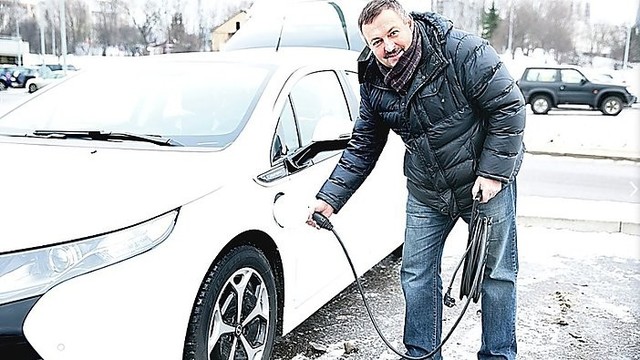 Elektromobilį vairuojantis buvęs Vilniaus meras: „Esame automobilizmo provincija“