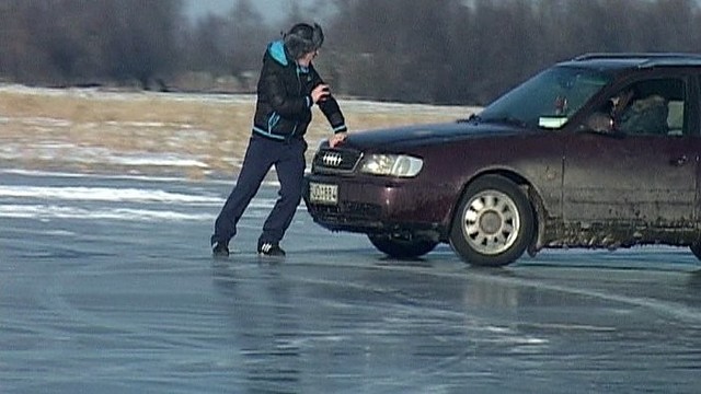 Ant ledo su automobiliu pokštavęs jaunuolis vos neatsidūrė po jo ratais