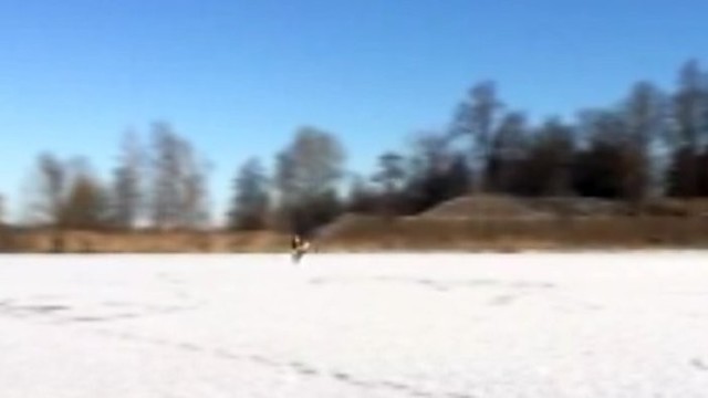 Užšalusiu ežeru motociklininkas lėkė ant vieno rato