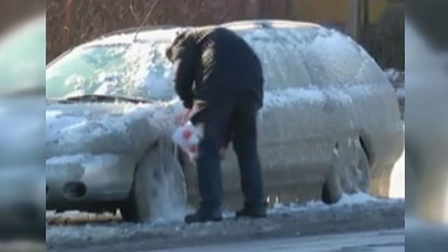 Žiemos grimasos: kaip kaunietis bando atitirpdyti automobilį