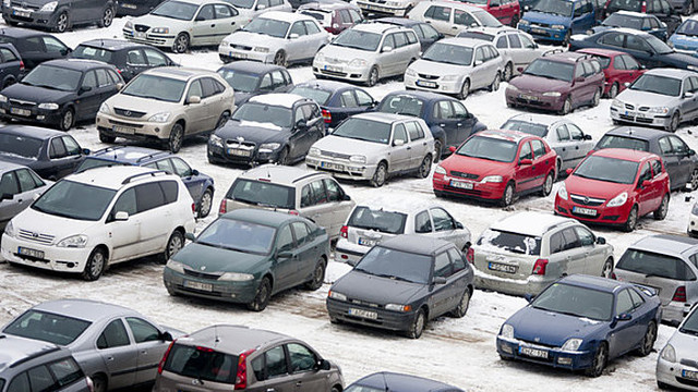 Pensininkai mokės už automobilius, kad susigrąžintų savo pensiją