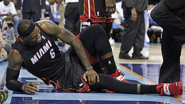 Traumą patyręs L.Jamesas sužvėrėjo, „Heat“ eliminavo „Bobcats“