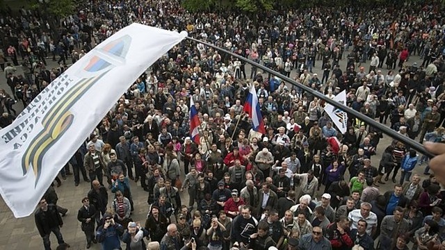 Prie užimto pastato Luhanske minia skandavo „Rusija“ ir „ačiū“