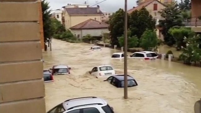 Centrinę Italiją skandina potvyniai, pranešta apie pirmąją auką