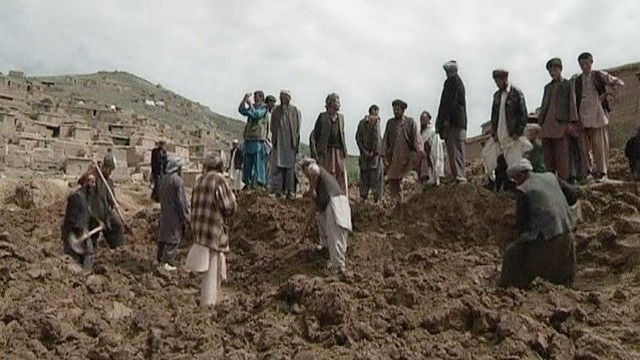 Po purvo nuošliaužos Afganistane gyventojai patys ieško lavonų
