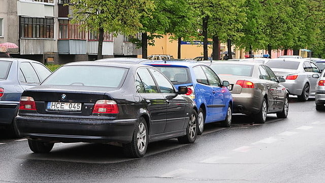Vilniuje susidūrė trys automobiliai, nukentėjo moteris