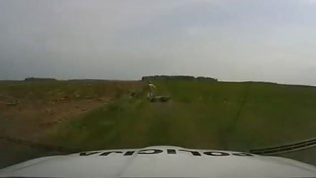Nufilmuota: metęs motociklą bėglys dar desperatiškai bandė bėgti