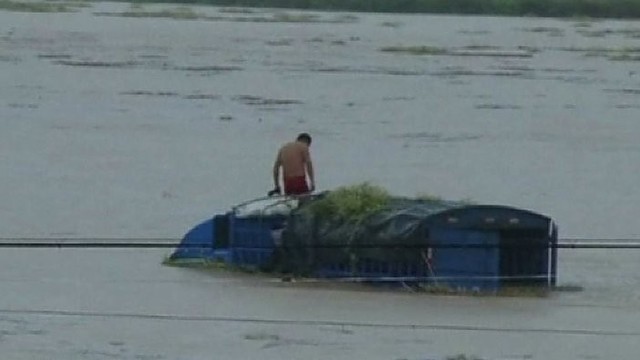 Nepavydėtina situacija: kinas vidury upės įstrigo sunkvežimyje