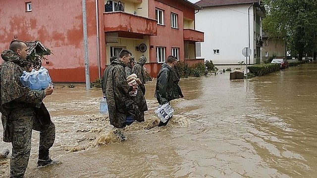 Balkanai skęsta: žuvo mažiausiai 20 žmonių