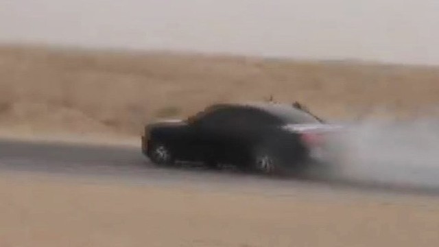 Arabiškas šonaslydis – gatvėje spaudžiant 220 km/val greičiu
