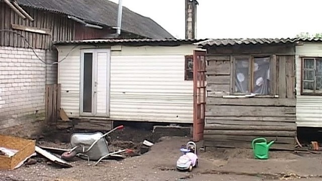 Skurdo Lietuva: gausi šeima vagonėlyje be vandens ir tualeto