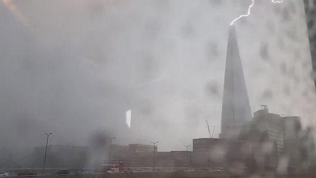 Aukščiausiam Londono pastatui – galingas žaibo kirtis