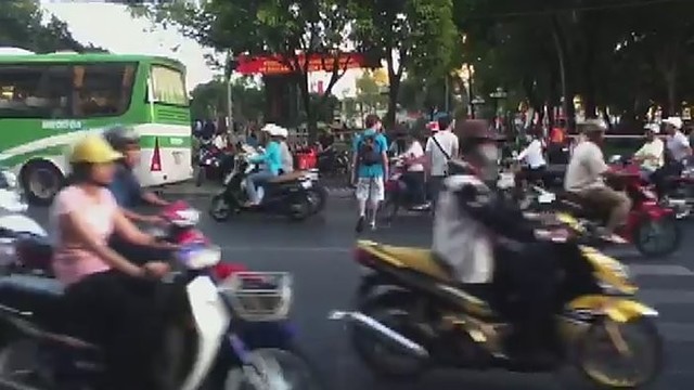 Vietnamietiškas galvosūkis: kaip saugiai pereiti gatvę?