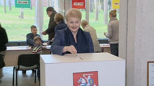 D. Grybauskaitė užtruko balsavimo kabinoje