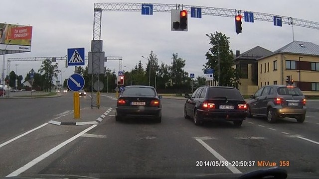 Raudonas šviesoforas negalioja, jei važiuoji su BMW?