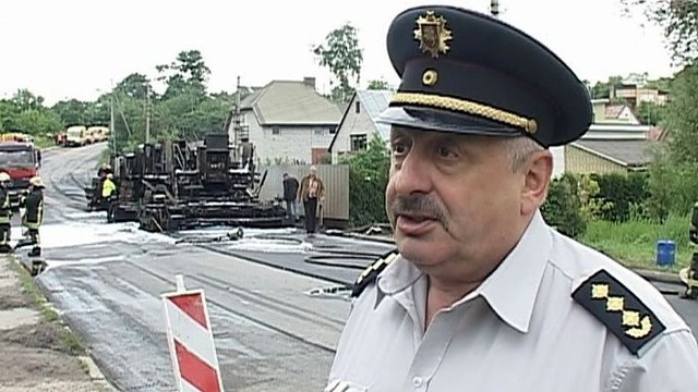 Gaisrininkas: „Mašiną bandęs gelbėti darbuotojas apdegė“