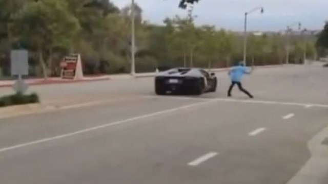 Įpykęs amerikietis paleido akmenį į prabangų „Lamborghini“