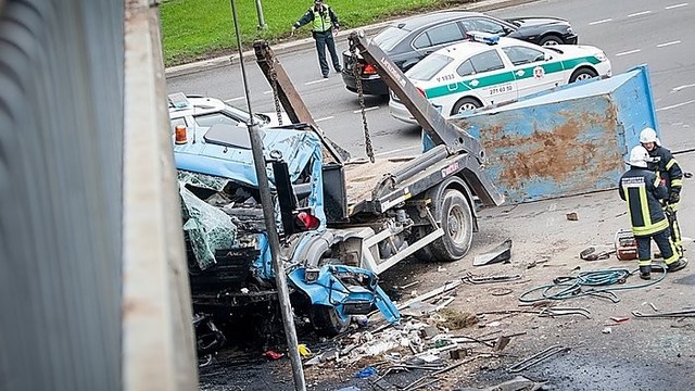 Avarijos liudininkė: „Ant automobilio nukrito konteineris“