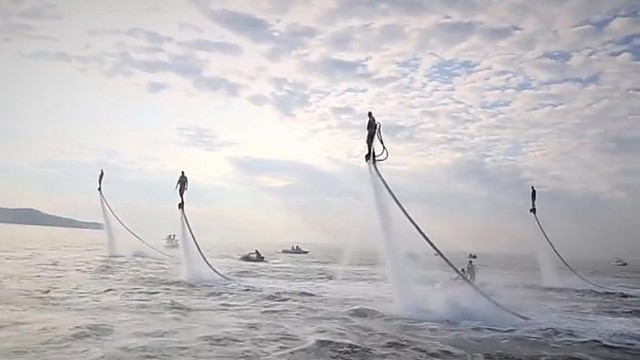 Reaktyvinė vandens skraidyklė „Flyboard“ – ant bangos