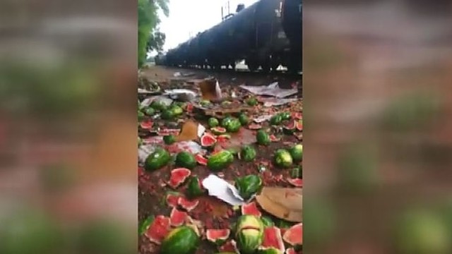 Nufilmuota, kaip traukinys rėžiasi į arbūzų pilną sunkvežimį