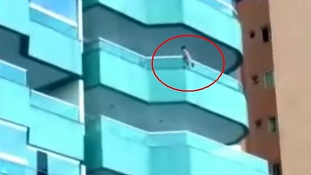 Drama Brazilijoje – vaikas pakibo ant balkono krašto