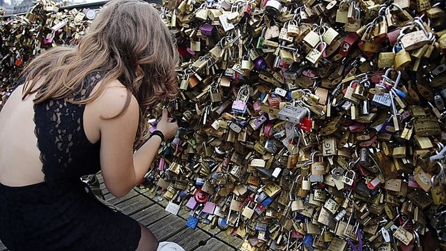 Paryžiaus tiltas neatlaikė meilės svorio