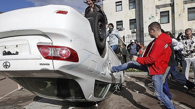 Po tragedijos Luhanske – įniršis ir vartomi automobiliai