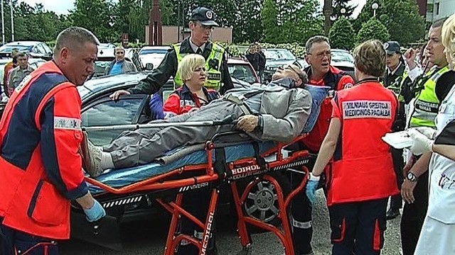 Į ligoninę vykęs pensininkas sudaužė 4 automobilius