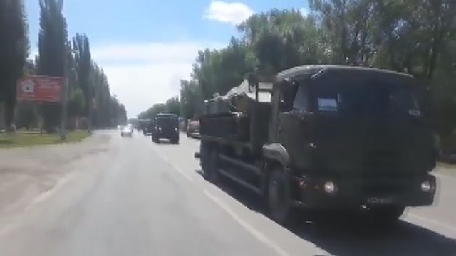 Pavojaus signalas – Ukrainos link plūsta Rusijos tankų kolonos