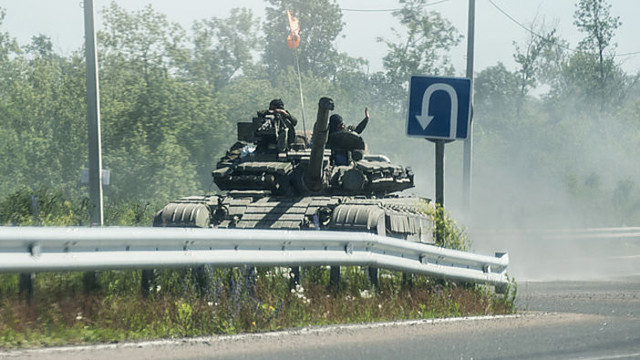 Donecko link juda tankai su Rusijos vėliavomis