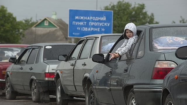 Ukrainos pasienyje – į Rusiją sprunkančių automobilių spūstis