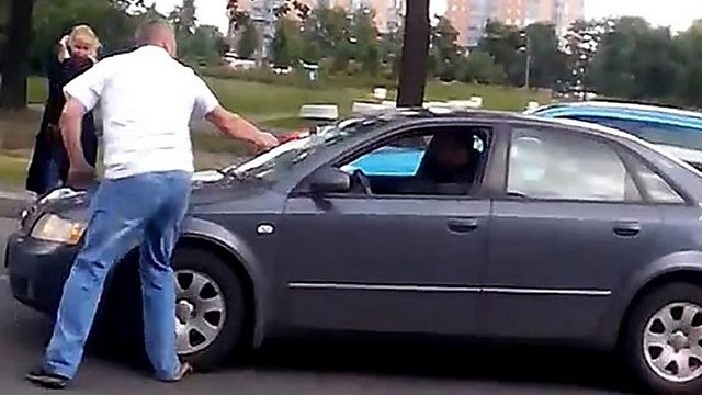 Košmaras kelyje: vairuotojas priešininką puolė kapoti kirviu