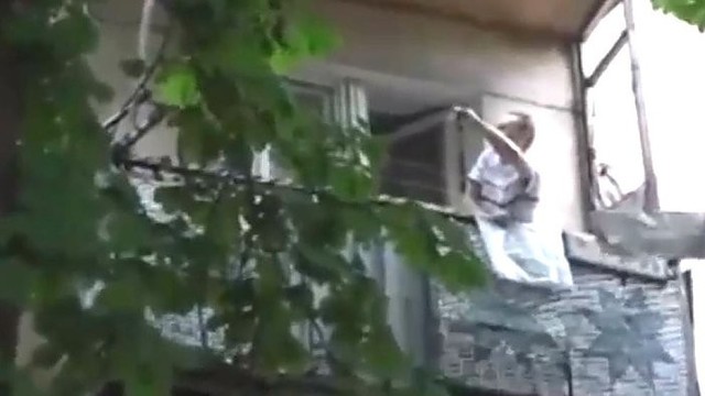 Odesietis išmetė iš balkono senelę, šaukdamas „Šlovė Ukrainai“