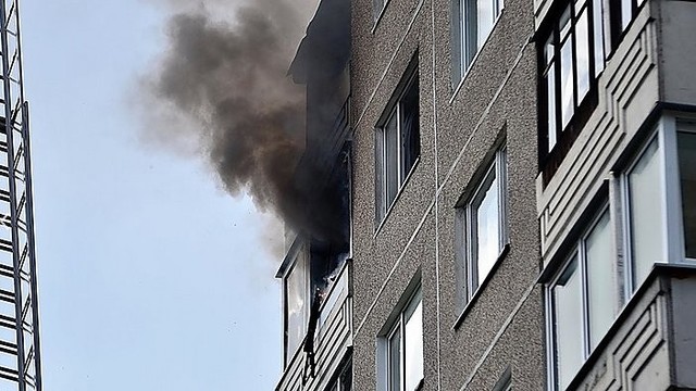 Per gaisrą Vilniaus daugiabučio balkone nukentėjo žmogus