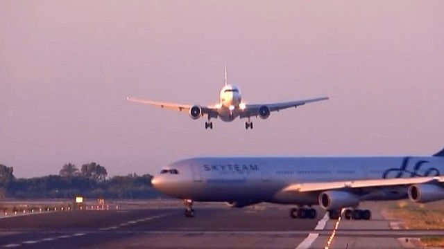 Nufilmuota, kaip Barselonoje vos nesusidūrė keleiviniai lėktuvai