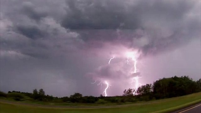 Amerikietis su „GoPro“ kamera nufilmavo įspūdingų žaibų virtinę