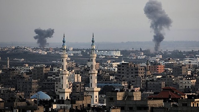 Izraelis intensyvina atakas Gazoje ir įspėja jos gyventojus