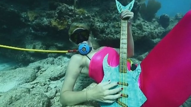 Floridoje keli šimtai muzikantų surengė koncertą po vandeniu