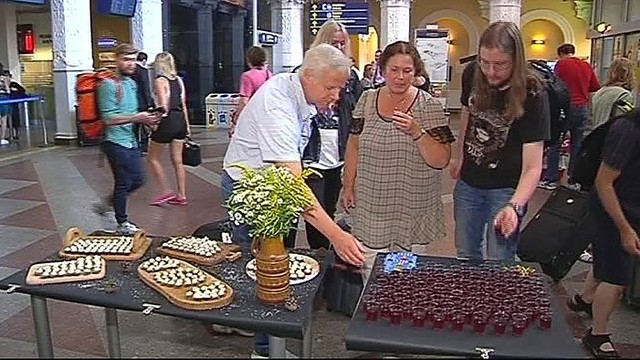 Vilniaus oro uoste lietuvius pasitiko duona ir burokėlių gėrimas