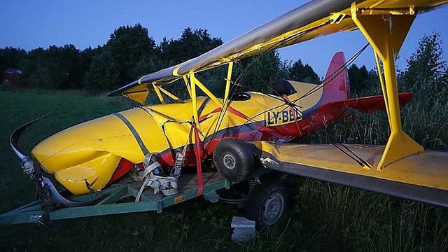 Utenos rajone prie kaimo sodybos nukrito nedidelis lėktuvas