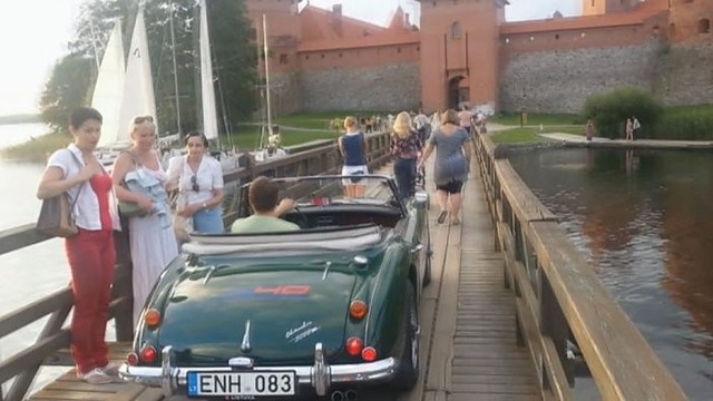 Žiūrovą papiktino Trakų pėsčiųjų tiltų važiavęs automobilis