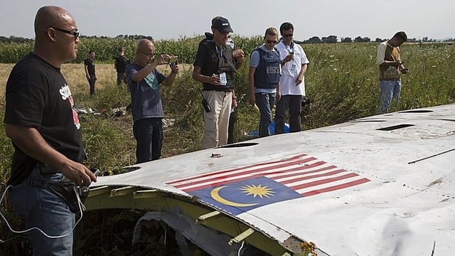 Katastrofa neišgąsdino kovotojų: toliau numušinėja lėktuvus