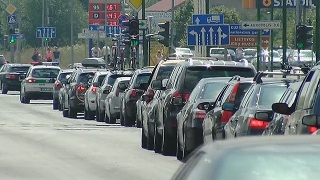 Į „Jūros šventę“ plūstantys automobiliai užkimšo Klaipėdą