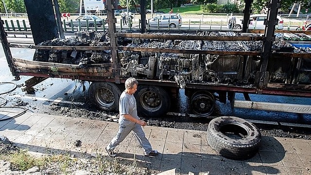 Vilniaus centre užsidegus vilkikui sprogo gabenti akumuliatoriai