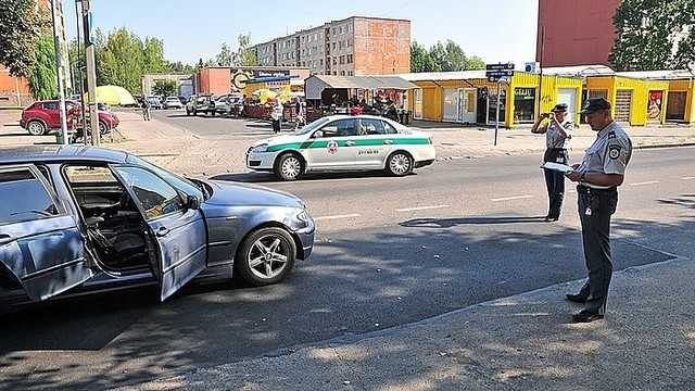 BMW Vilniuje ties pėsčiųjų perėja partrenkė ir sužalojo vyrą