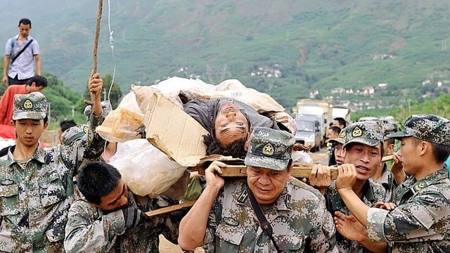 Žemės drebėjimo aukų Kinijoje padeda ieškoti tūkstančiai karių