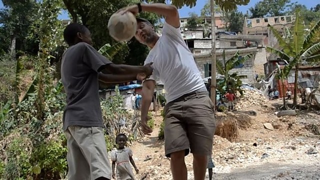 Giedrius Savickas Haityje žaidė futbolą ir krepšinį su vaikais