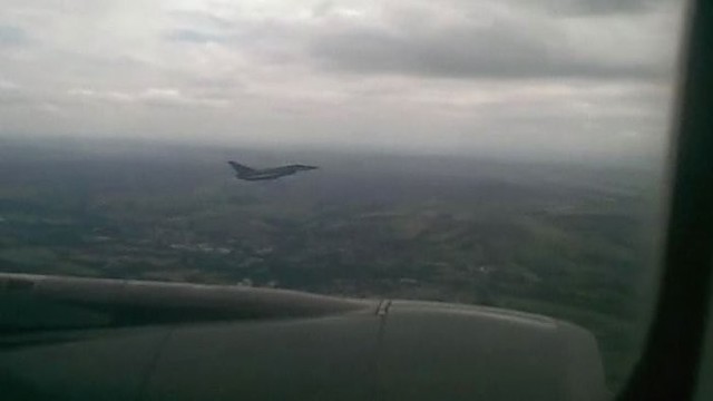 Keleivis nufilmavo lėktuvą lydinčius naikintuvus