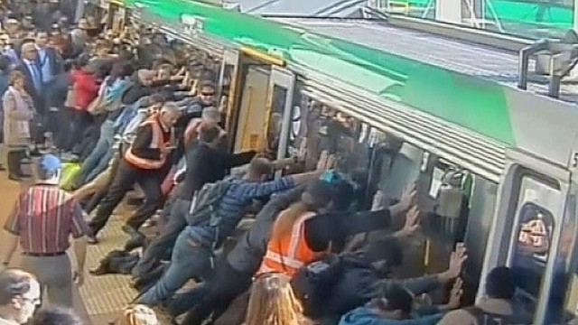 Gelbėdami vyrą keleiviai rankomis pastūmė traukinį